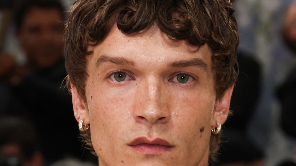 hollznov's tweet photo. cfreckles &amp; hmakeup. https://t.co/csYckyzNrp