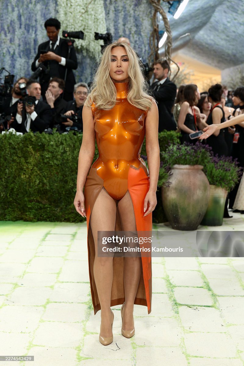 viralinformat's tweet photo. Kim Kardashian attends the 2026 Met Gala. https://t.co/bG9b0Hasxw