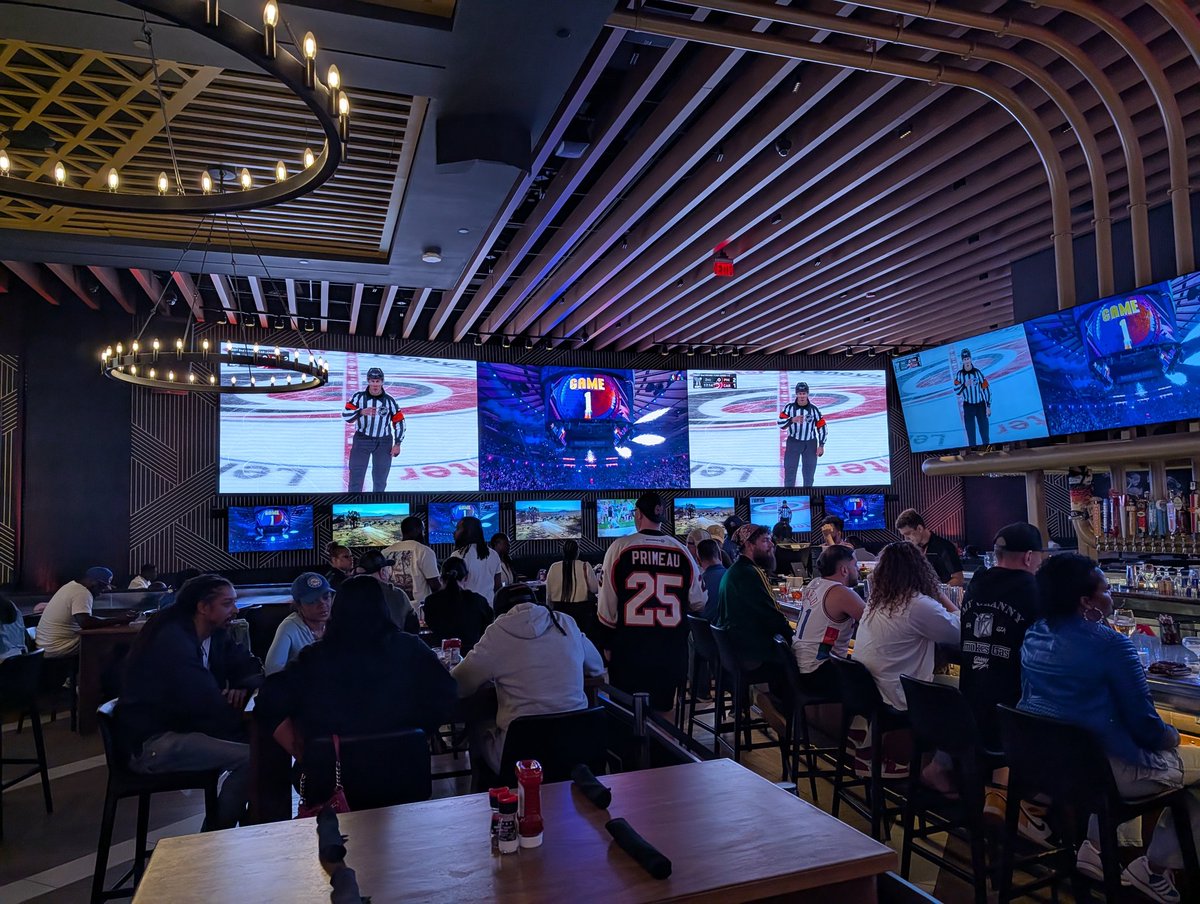 DaveMReports's tweet image. Checking out some of the trifecta we got going on tonight with the #Flyers #Sixers &amp;amp; #Phillies from @LiveCasinoPHL