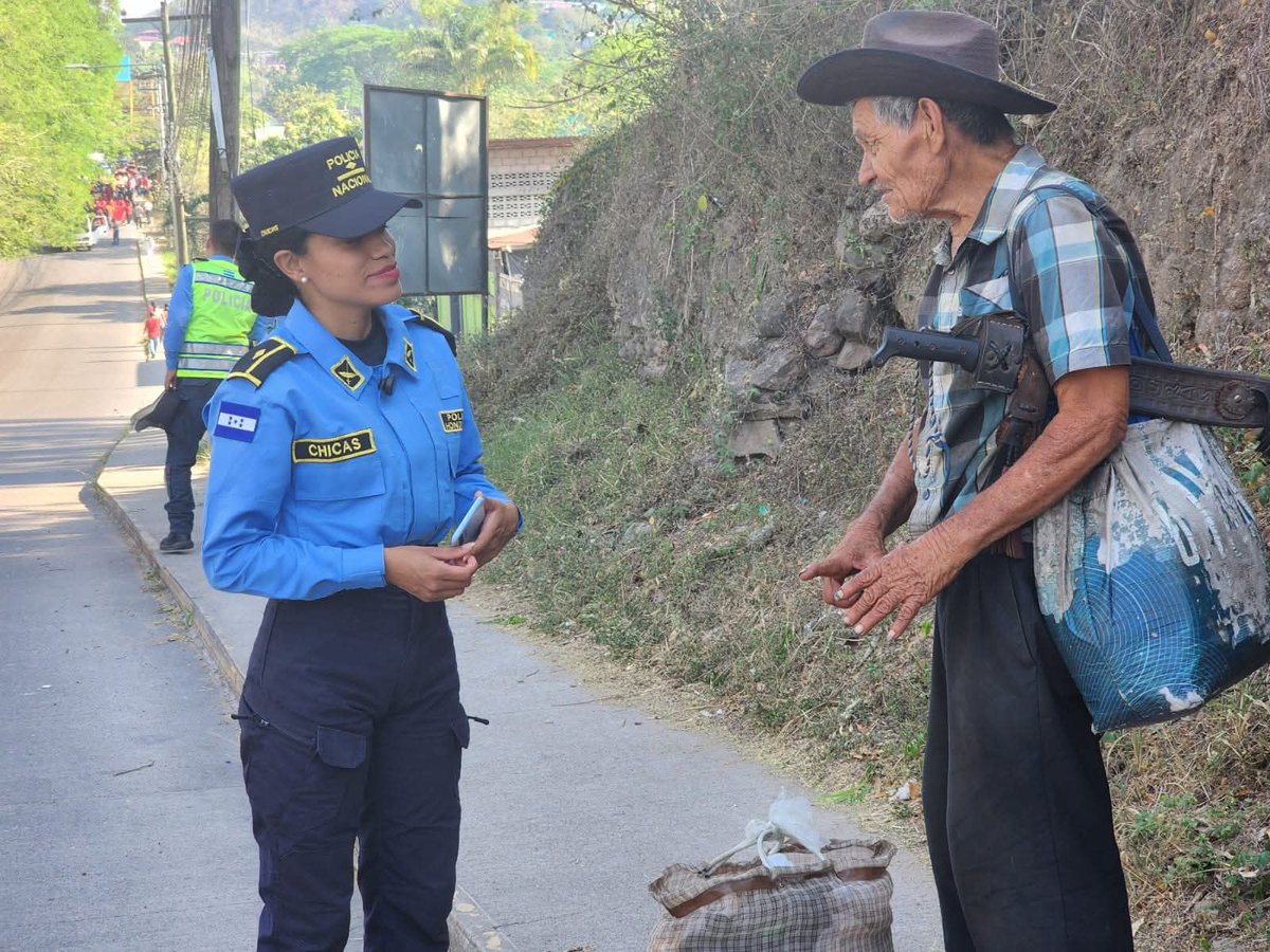 dnpsc_n's tweet image. “El verdadero servicio se construye escuchando y estando cerca de nuestra gente 🤝💙👮‍♀️
Seguimos trabajando con respeto, compromiso y vocación para servir a cada ciudadano 🚔🇭🇳

#DNPSC #Seguridad #Compromiso #Cercanía”