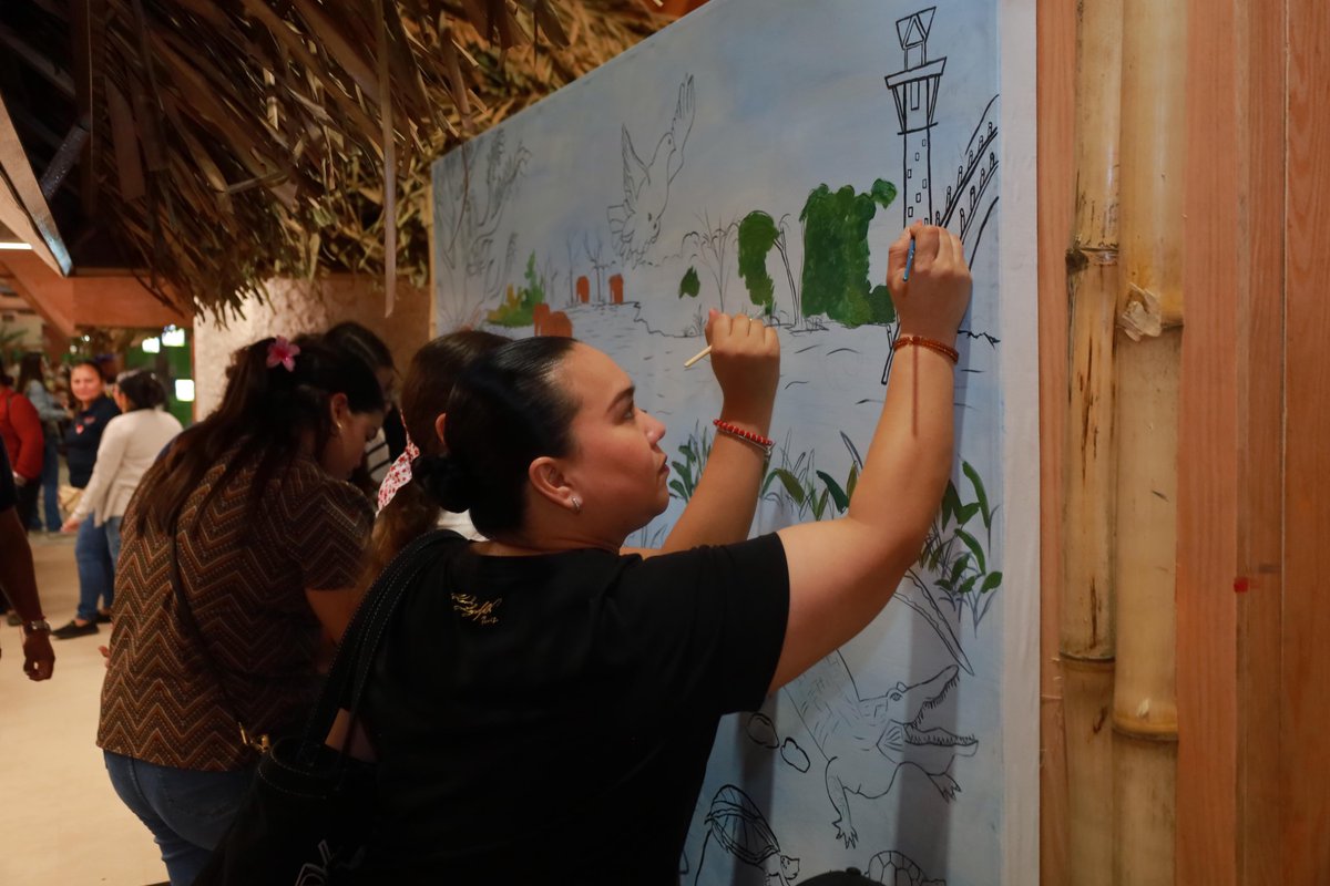 CentroInforma's tweet photo. En coordinación con la Dirección de Educación, Cultura y Recreación, el Centro Penitenciario Número 1 de Centro lleva a los visitantes del Pabellón Centro en la Nave Macuilí del parque Tabasco Dora María a una gran experiencia.
Por medio de dos bastidores —uno pintado por mujeres y otro trazado por hombres privados de su libertad— buscamos que el público interactúe y descubra el talento de personas que, más allá de sus circunstancias, son artistas y artesanos.
Mostramos el reflejo de quienes buscan una segunda oportunidad a través del arte.
¡Ven y sé parte de este vínculo de esperanza en la #FeriaTabasco2026! 🌺
#HonestidadYResultados