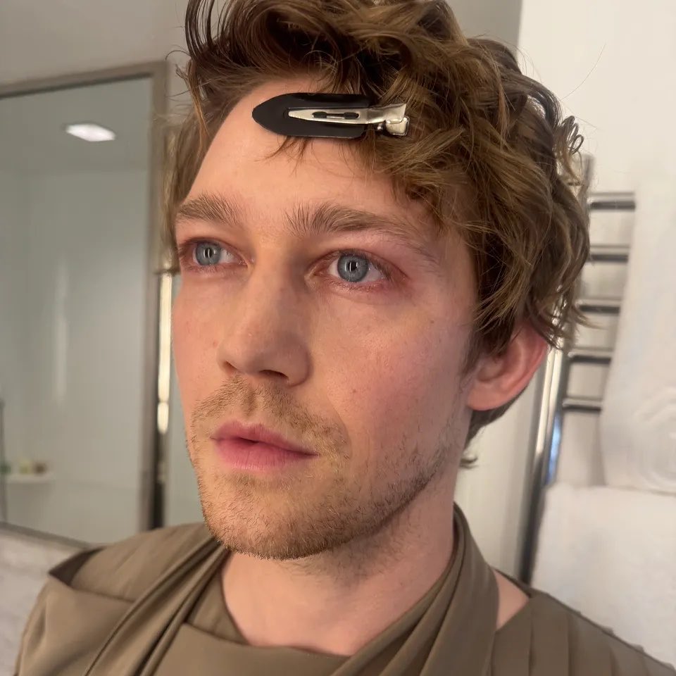 joe alwyn safe place tweet media
