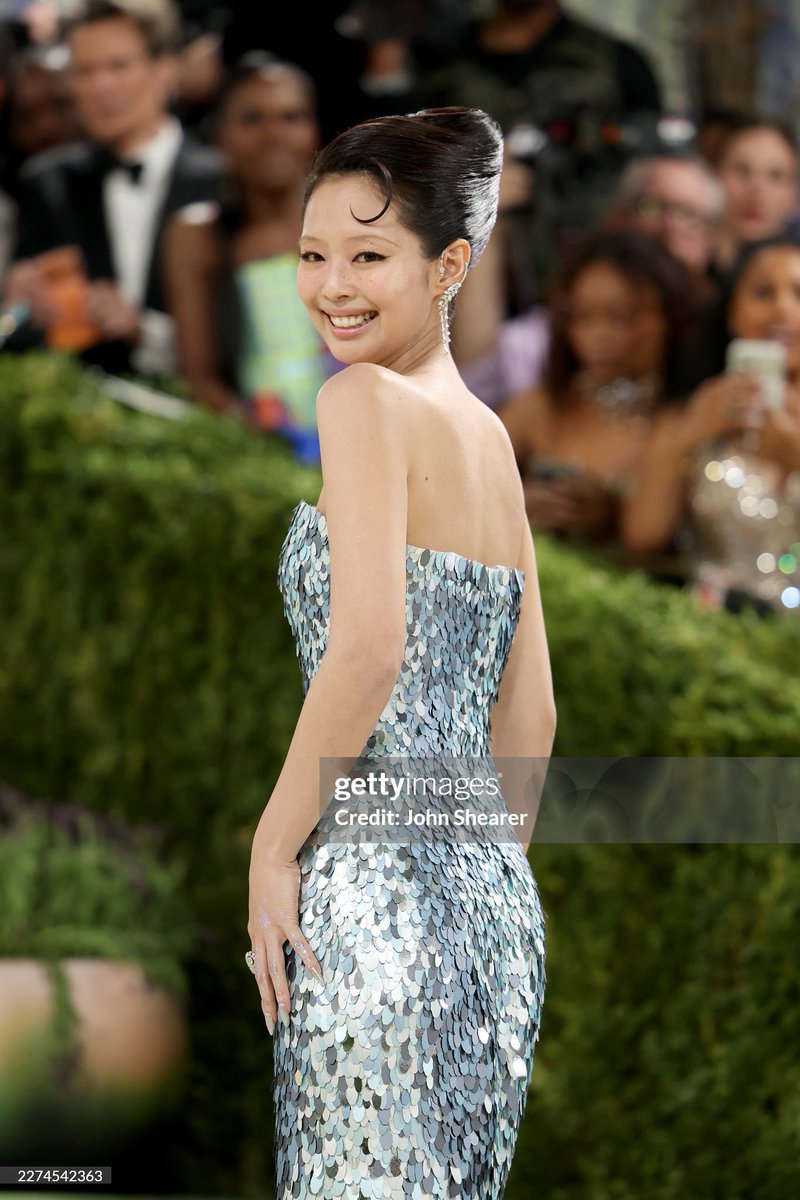 portalblackpink's tweet photo. Novas fotos de #JENNIE no Red carpet do #MetGala! https://t.co/oNKfZzQc9g