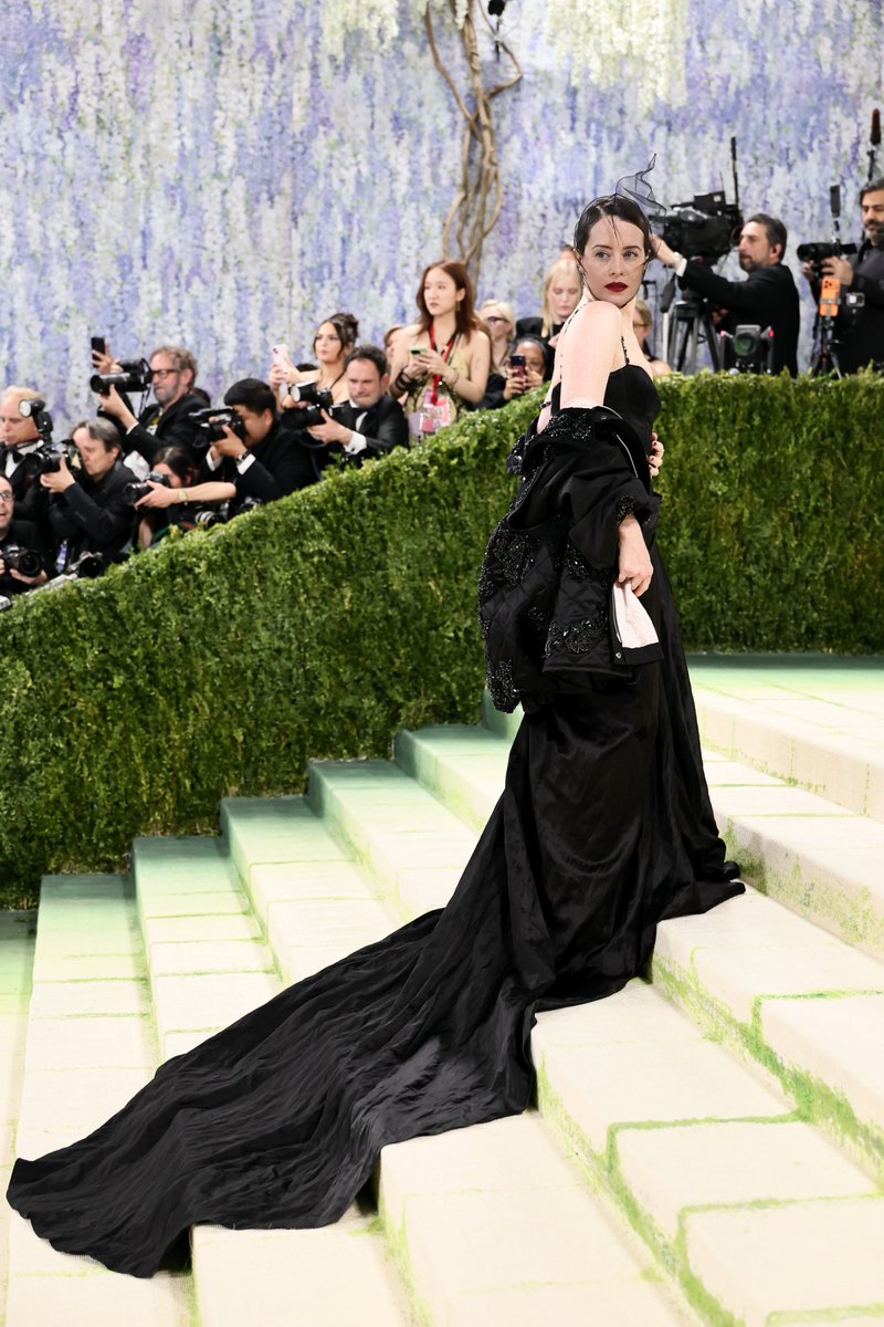 tmasnews's tweet image. La presencia de nuestra reina Claire Foy es poderosa en la #MetGala... ¡incluso detrás de un velo! 🖤

#MetGala #moda #TmasNEstilo