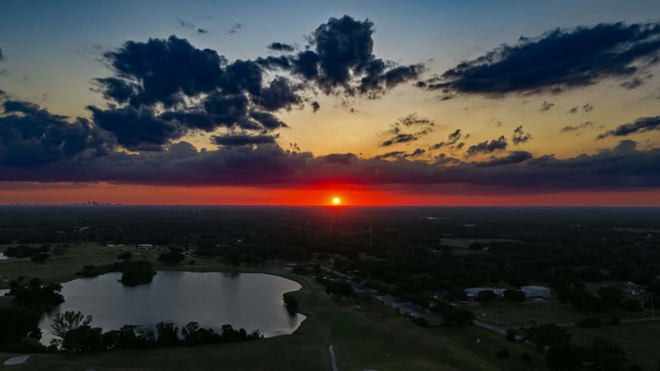 PaulFox13's tweet image. Wrapping up a beautiful spring day in style from high over Valrico. 📷 Mike Kolpin #Florida #sunset