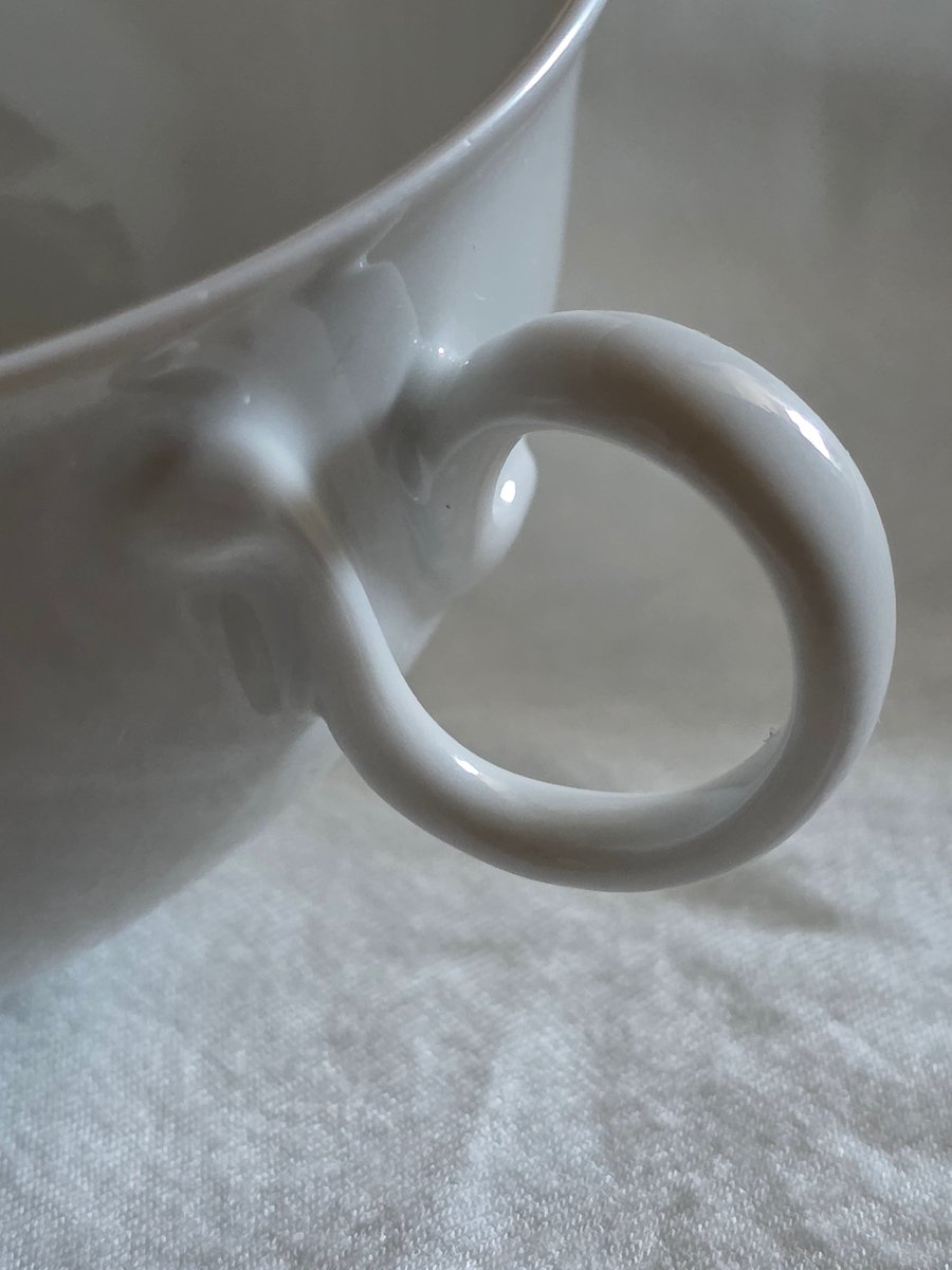 4月29日 持ちより茶会の後、お茶友さんと一緒に注文していたお皿を受け取りにRyo Antiquecupsショールームに向かいました。展示してあるカップをみているうちに、ハンドルの変わったカップがあり、持ちやすくて、ロイヤル コペンハーゲン製って言われて購入してしまいましたw