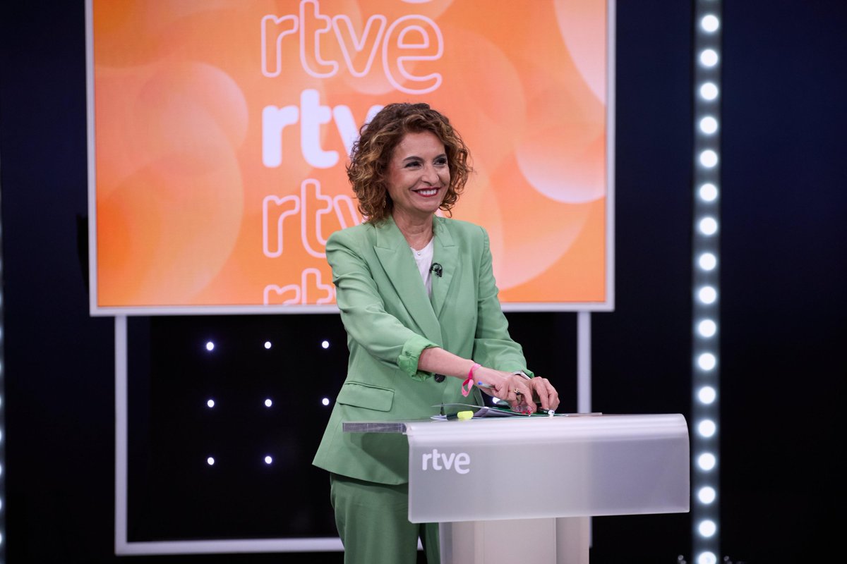 psoedeandalucia's tweet photo. Amama está presente en el #DebateAndalucíaRTVE. @MJMonteroC lleva una pulsera que recibió de ellas en un mitin en Gibraleón.

#VotaSanidadPública https://t.co/FtVnHh6SUB
