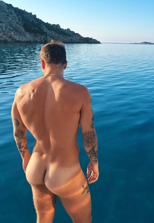 bigbroth4u's tweet photo. Trophy Boy nakedness. https://t.co/6vVOvWnEOX