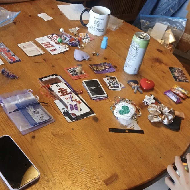 lisathegeekmom's tweet image. Family post #BTS_ARIRANG_TOUR_IN_ELPASO family freebie exchange.
Sooo much goodies from clever #ARMY…and this is just some of our #Day2 haul