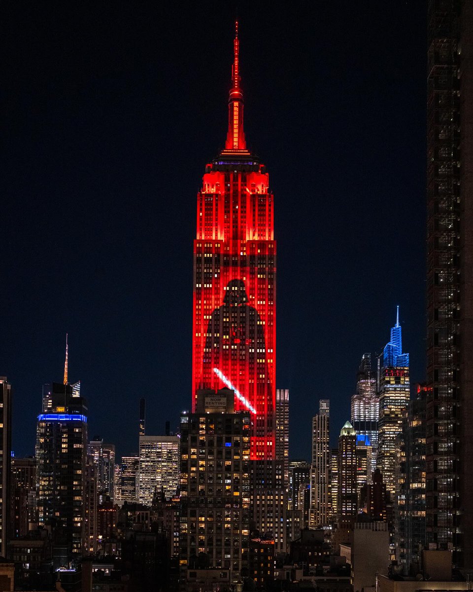 daktilock's tweet photo. 4 Mayıs'a özel Empire State binasına Star Wars görselleri yansıtıldı. https://t.co/OPte83psNj