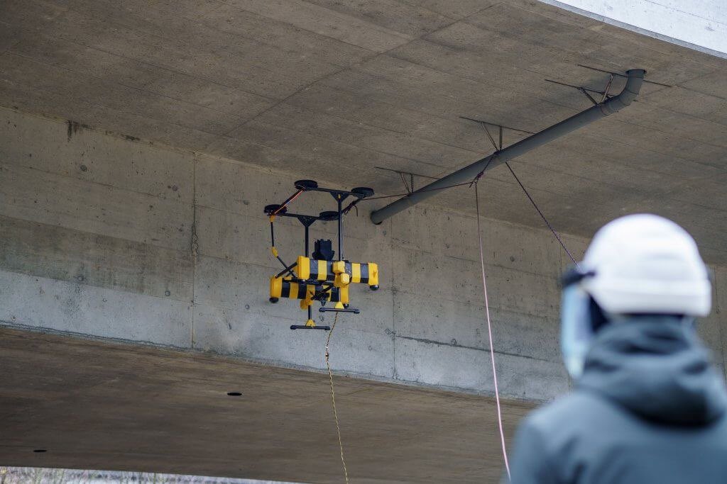 Drone_Wars_'s tweet image. Swiss company Aithon Robotics has introduced a tethered industrial drone capable of attaching to vertical surfaces using a vacuum system, enabling stable operation on structures such as bridges, towers, and facades. 

#Switzerland #Drone #Industry #Robotics #Inspection