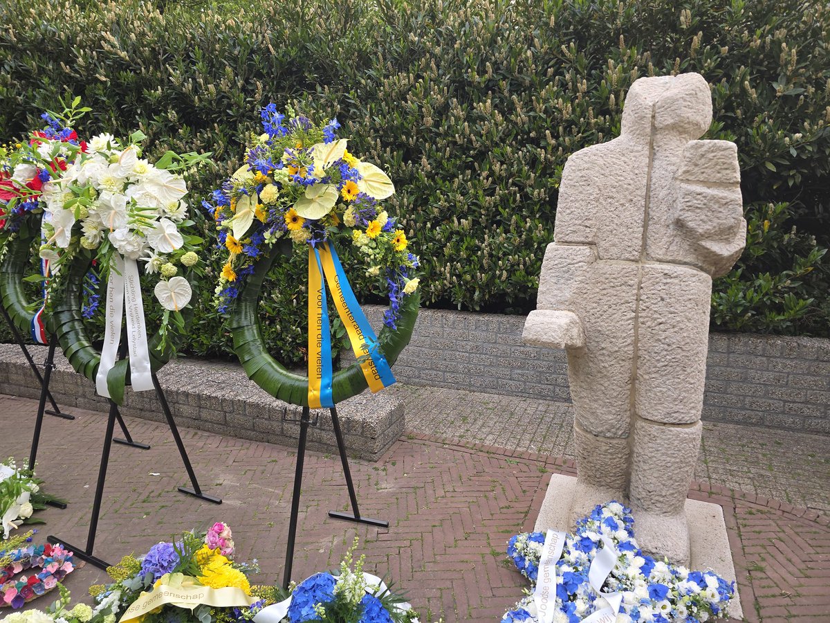 VVDLelystad's tweet photo. Prachtige verstilde #Dodenherdenking vanavond in @gem_Lelystad. Mooi om in dankbaarheid stil te staan bij allen die voor onze vrijheid vochten sinds het uitbreken van de Tweede Wereldoorlog. Namens ons waren Annette van West en @MartenTilstra erbij. #herdenken #4mei https://t.co/84OswI5a2m