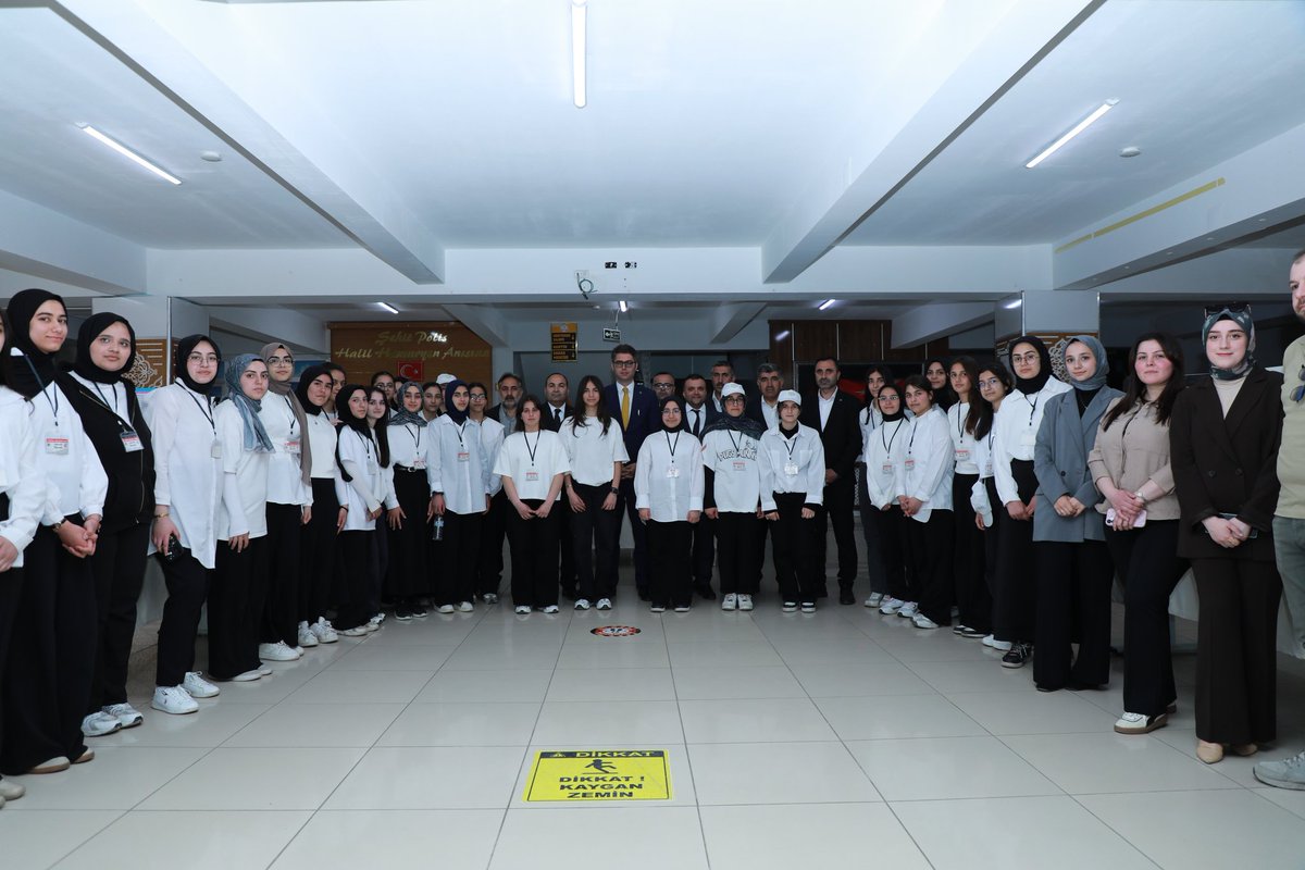 erciskaymakamlk's tweet photo. Kaymakamımız Sn. Murat KARALOĞLU Halil Hamuryen Kız Anadolu İmam Hatip Lisesinde gerçekleştirilen Tübitak 4006 Bilim Fuarına katıldı.
https://t.co/NnTsMeEMHI
@karaloglu_murat 
#erciş https://t.co/jY5952E9tm