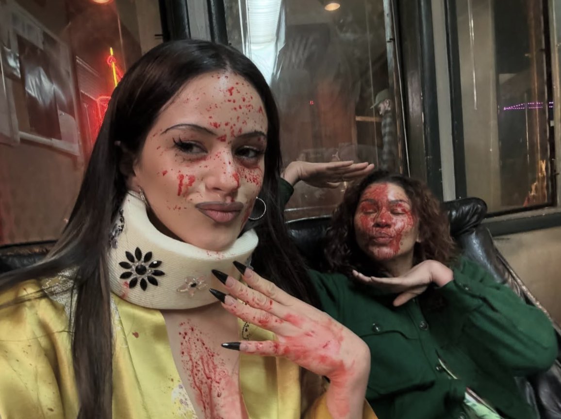 ROSALÍA and Zendaya on the set of ‘EUPHORIA’ season 3 📸