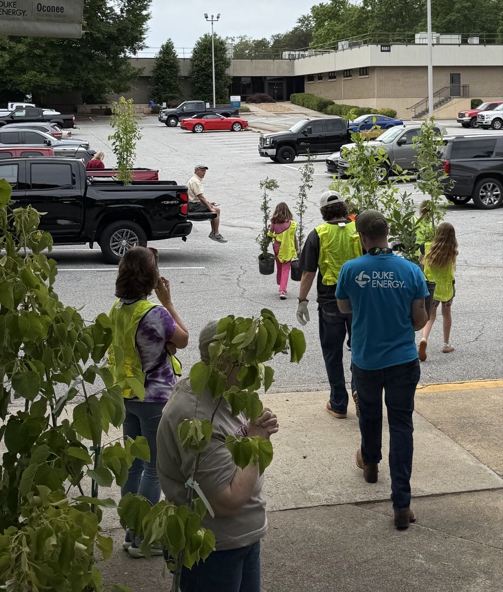 trentacker's tweet photo. Last week the @DukeEnergy Foundation partnered with @TreesUpstateSC for another successful tree giveaway at the World of Energy. With so much work to do, we had to bring in some very important helpers. https://t.co/ikAjGncbuR