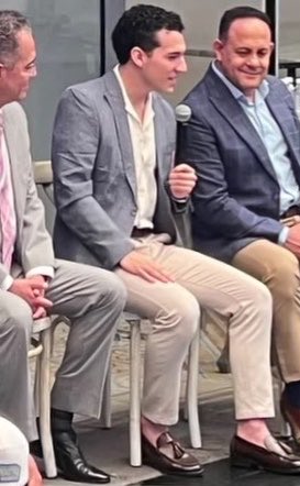 Pero que señorito tan elegante y guapooooo!😍🤍✨