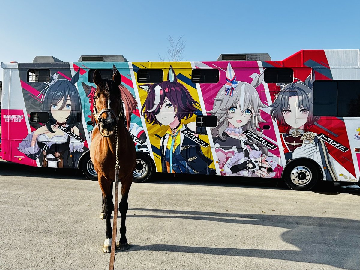 akai_nagagutsu's tweet photo. 職権らn...もとい、活用（?）して

【バ運車に実馬をはめ込んだ写真】を撮ってみました📸

なんか…いい٩( ᐛ )و

#トランセンド
#エイシンフラッシュ
#ワンダーアキュート https://t.co/pNdKbh8yh7