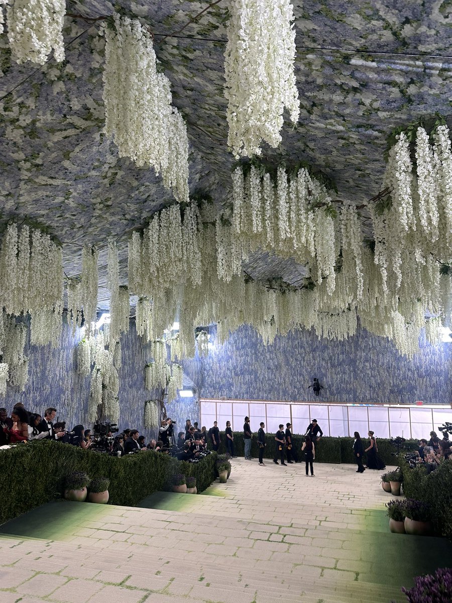 ComplexStyle's tweet photo. Our first look at the 2026 Met Gala steps https://t.co/Sq1AQIxa6q