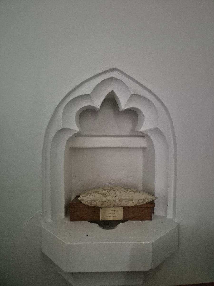 TheHistoryMouse's tweet image. It's been a while since Mouse has found a #Piscina. This is set in an unusual location in the east wall of the chancel. If it's original it's typical C13 with pointed pentafoil head and continuous ovolo moulding. Basin replaced #AllSaintsCorston #Somerset for #StonemasonryMonday