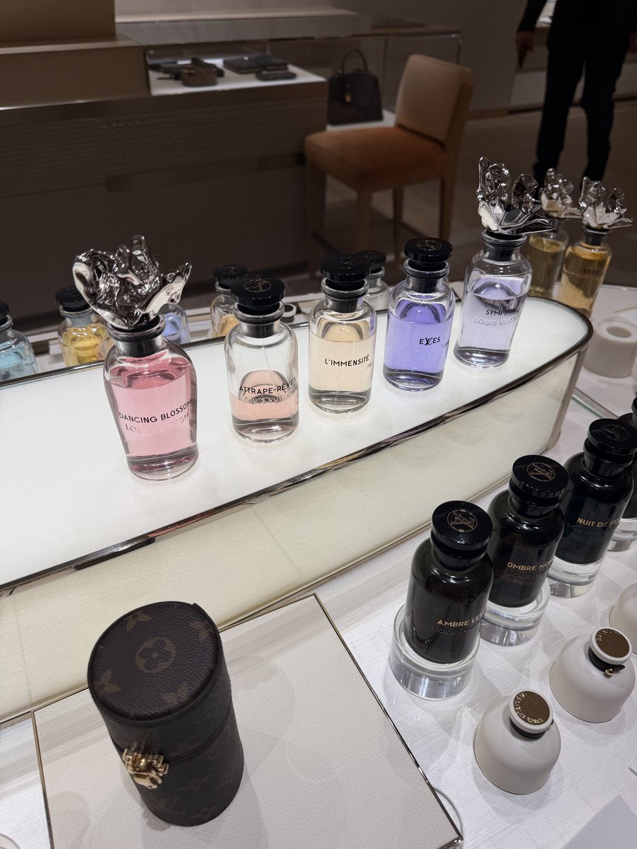 za61k's tweet photo. تغطية عطور Louis Vuitton

توب 1 : عطر Dancing Blossom 
توب 2 : عطر Attrape-Reves
توب 3 : عطر L’IMMENSITÈ
توب 4 : عطر EVES 
توب 5 : عطر SYMPHONI https://t.co/vq6fayvHVF