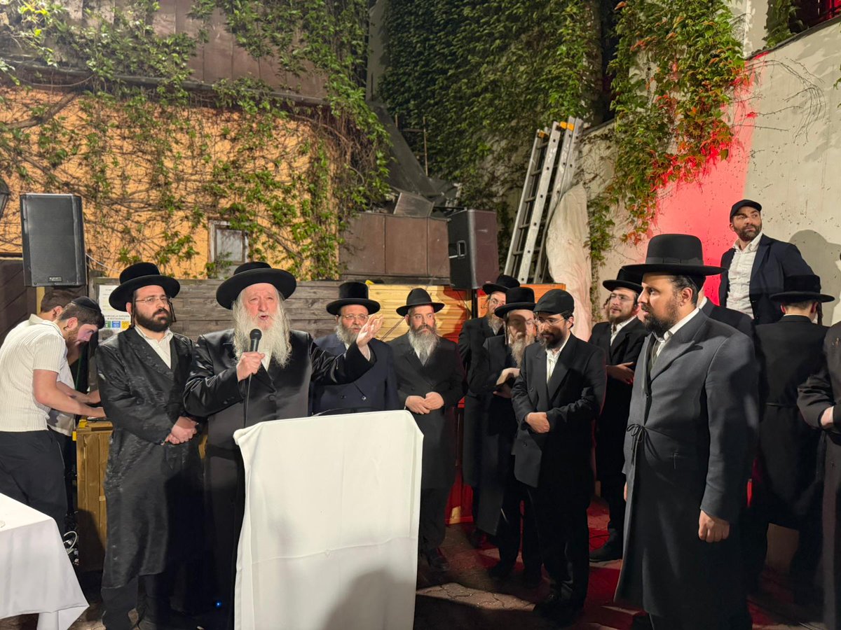 iitsikk10's tweet photo. האדמו"ר מלימינוב בדברי התעוררות לפני ההדלקה בחצר הכנסת אורחים "אוהל אברהם קראקא" שבהנהלת ר' אברהם זולדן נראה גם רב העיר קרקוב הרב אליעזר גורארי. צילום:חזקי זורגר https://t.co/84ZR6e9r5j