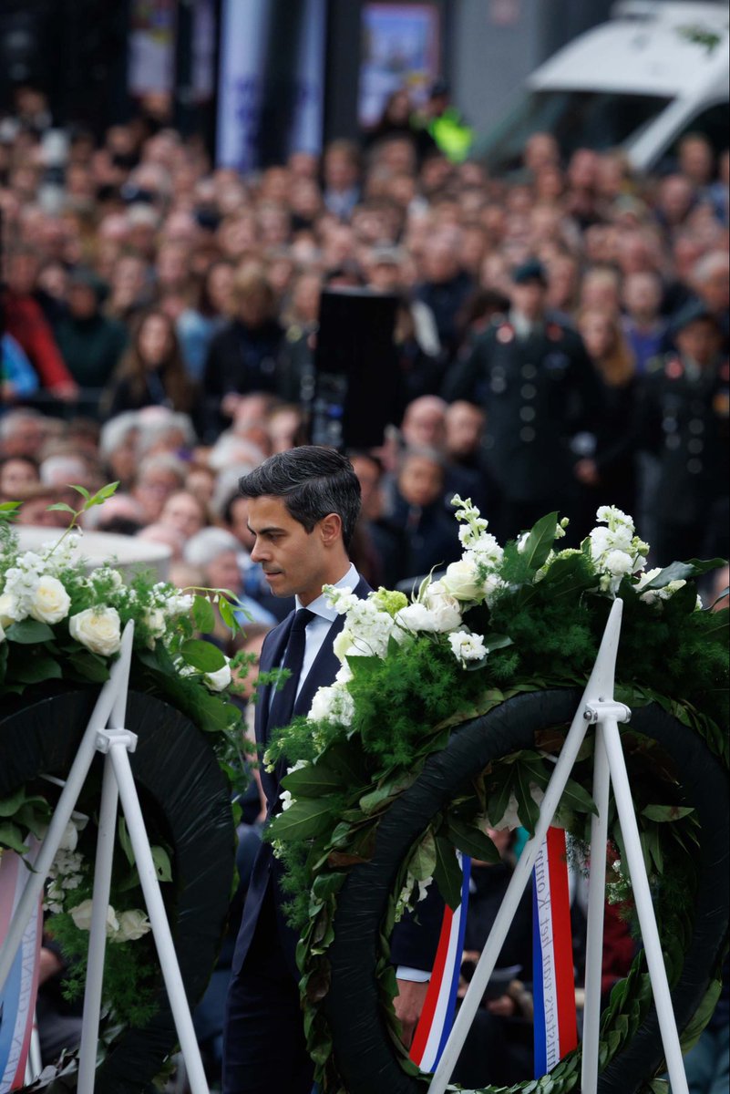 MinPres's tweet image. De Nationale Herdenking op de Dam dwingt ons om stil te staan.

Om stil te staan bij hen die niet meer zijn. Die hun leven gaven voor onze vrijheid en vrede. De vrijheid en vrede die we misschien wel te vaak als vanzelfsprekend ervaren.

Het is een moment om stil te staan bij