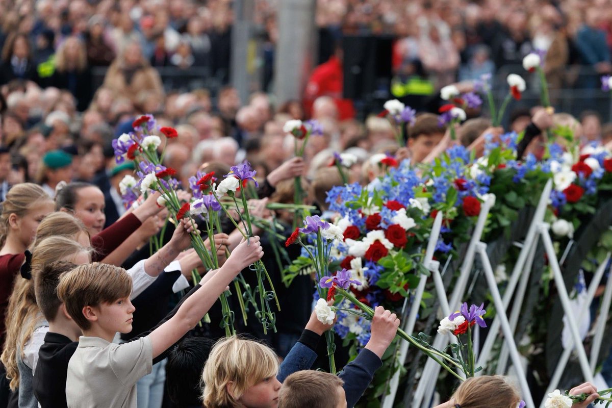 MinPres's tweet image. De Nationale Herdenking op de Dam dwingt ons om stil te staan.

Om stil te staan bij hen die niet meer zijn. Die hun leven gaven voor onze vrijheid en vrede. De vrijheid en vrede die we misschien wel te vaak als vanzelfsprekend ervaren.

Het is een moment om stil te staan bij