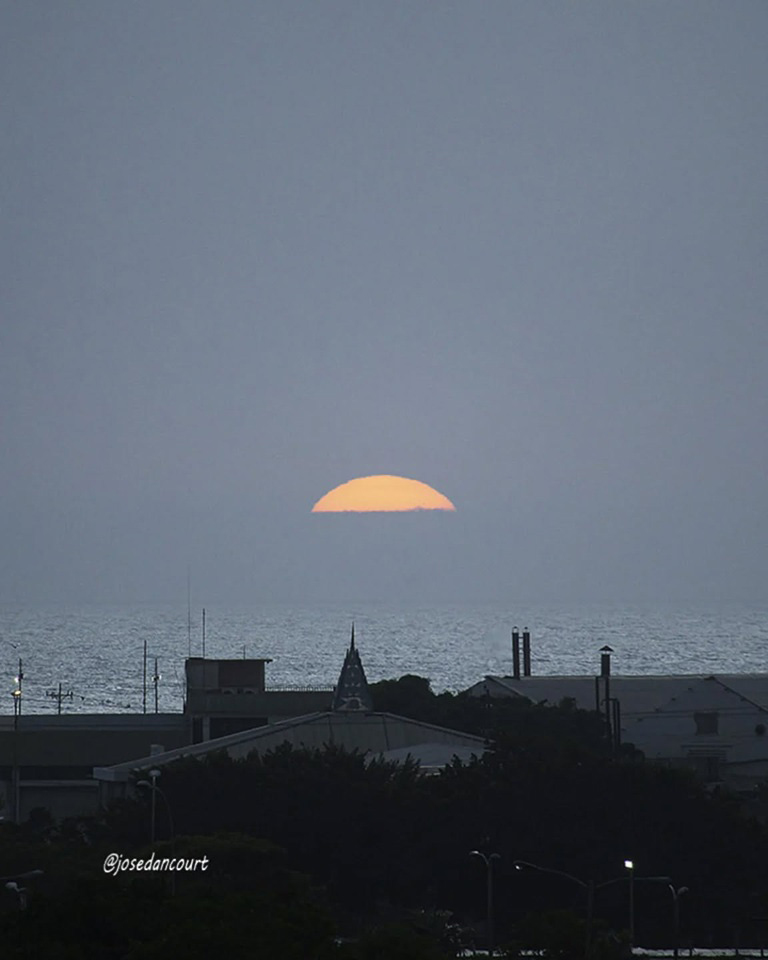 josedancourt's tweet image. Al atardecer las brumas y nubes del horizonte solo nos dejan ver un fragmento de sol naranja.

#Sunset #Sun #Color #Cumana #relax
#CursoDeFotografiaTwitter
Gratuito
Autoestudio
Acceso en post fijado en mi perfil de X
