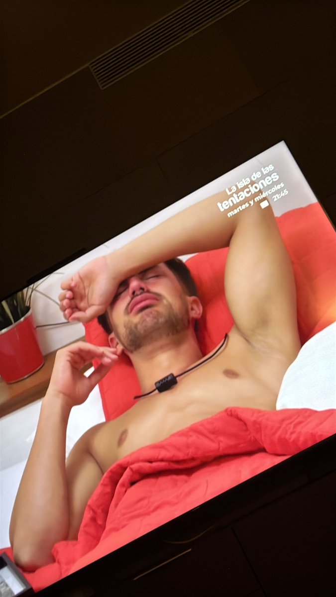 oroxxk's tweet photo. Yo cuando miro el despertador pensando que aún me quedan horas para dormir pero ya es hora de levantarme #LaIslaDeLasTentaciones10 https://t.co/8sx8Lu2V3s
