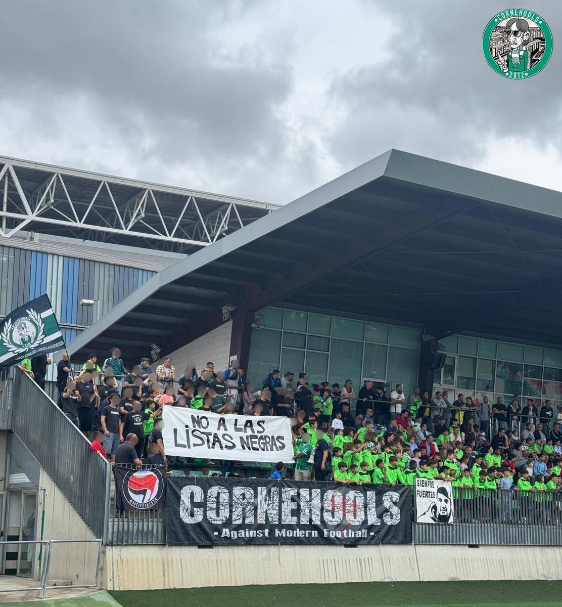 #Catalonia — “NO TO BLACKLISTS”

This banner by UE Cornellà supporters is in support of two workers, Manuel Balber and Jesús Galván, who worked at the Navantia shipyards in Cádiz. They were dismissed due to their union activity and have been unable to find work after being