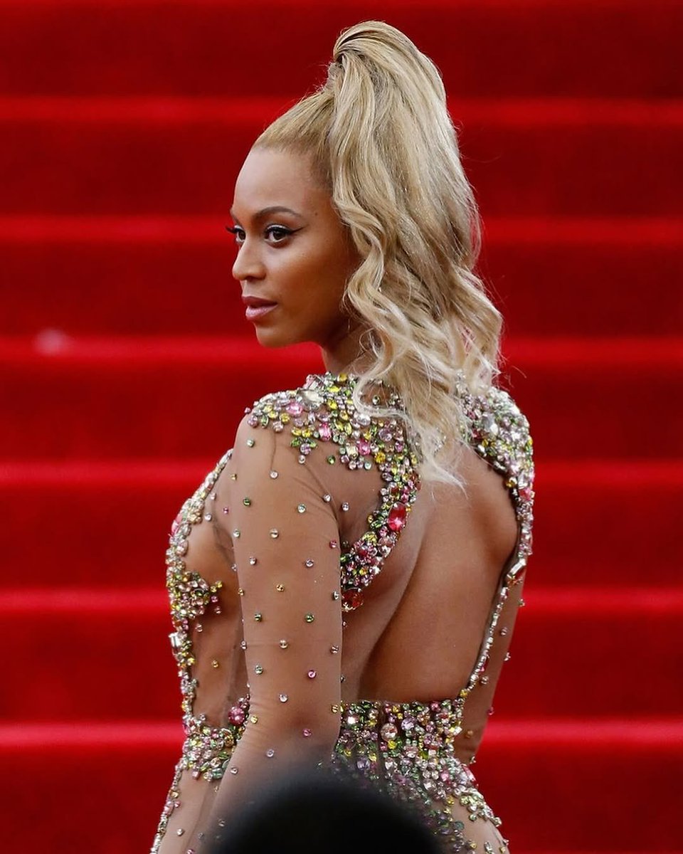 BeyPressBR's tweet photo. O The Times nomeou o look de Beyoncé no Met Gala de 2015 como um dos 25 melhores de TODOS OS TEMPOS. 👑

#MetGala https://t.co/k5FslIfH7f