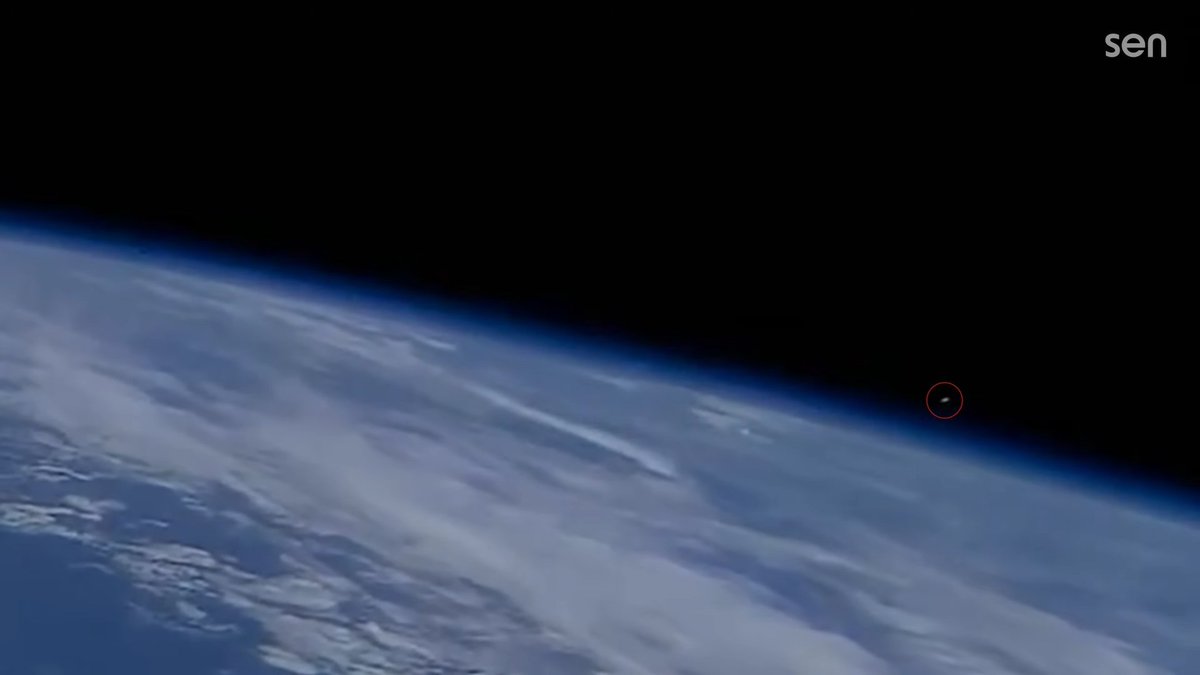 CatalystSciHQ's tweet image. 🚨 Here's what the Orion capsule of Artemis 2 actually looked like from the ISS during re-entry into Earth's atmosphere - just a tiny, glowing speck appearing for a few seconds before vanishing into the clouds below.

#ArtemisII #NASA #ArtemisNews #Orion #Artemis2