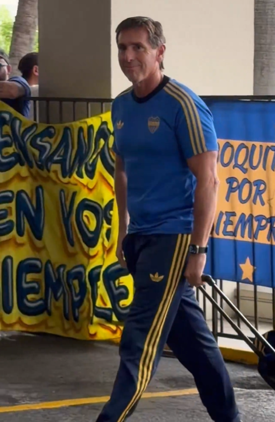 Estoy seguro que Ubeda ni garchando se saca esa camiseta... Obviamente banco