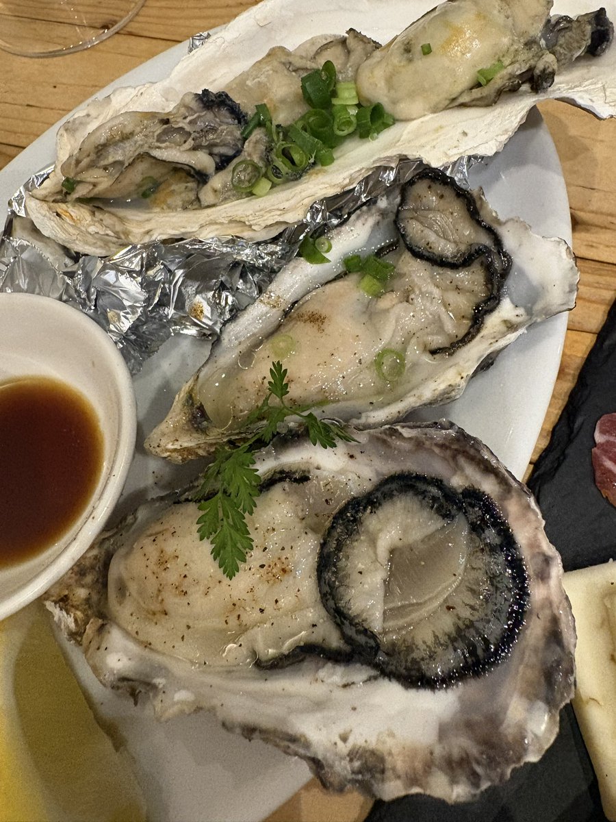 uuk050508081212's tweet image. oyster dinner♡

生牡蠣 蒸し牡蠣
カルパッチョ(サーモンスズキタイ)
生ハムチーズ
フライドポテト

生牡蠣は美味しすぎておかわり×3
カルパッチョのジェノべソースが
美味しすぎてハマりそう♡♡
白ワイン２本も空けてしあわせ⭐︎⭐︎

#oyster #dinner #yummy
#美味しい物好きな人と繋がりたい