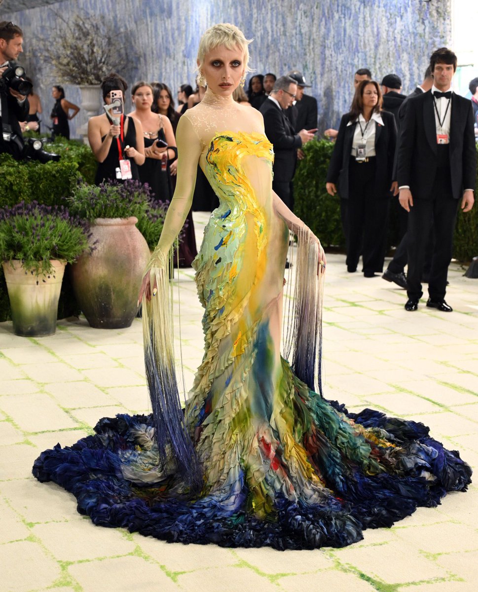 emma chamberlain’s dress is gorgeous #metgala