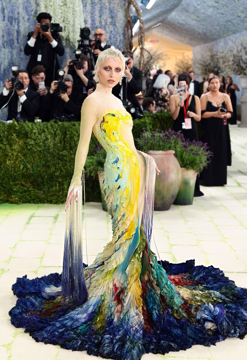 the_metgala's tweet photo. Emma chamberlain at the met gala 2026
📸 : Getty images https://t.co/hCmwBxurmm