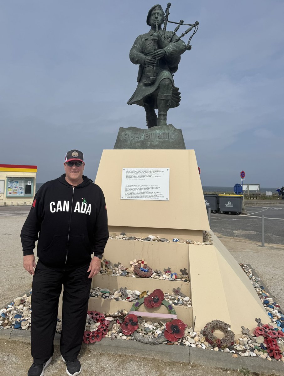 ScottDDayTour's tweet photo. Today we visited the Merville Battery, Pegasus Bridge and Sword Beach. Stopped for a photo in front of Canadian Born “Piper Bill Millin.” He served as Brigadier General Lord Lovat’s personal Piper and piped the troops ashore on D-Day. https://t.co/NJrnfDhXNl