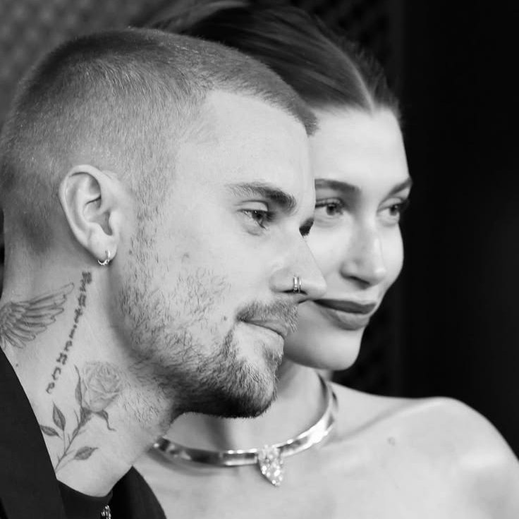 turnebieber's tweet image. A presença de Hailey Bieber foi confirmada no Met Gala de 2026, que acontece nesta segunda (4). O tema deste ano é “Costume Art” (Arte do Figurino), com o dress code “Fashion is Art” (Moda é Arte).

Em 2023 e 2024, o casal optou por não participar de nenhuma das edições. Já em