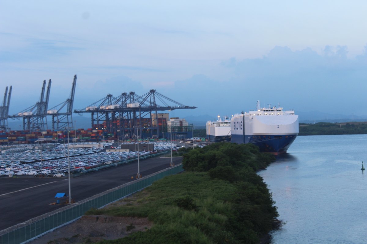 LazaroCommunity's tweet photo. El Puerto Lázaro Cárdenas impulsa el comercio y la logística con 7 líneas de negocio especializadas:contenedores, automóviles, carga general, granel   agrícola, granel mineral,fluidos petroleros y otros fluidos. Diversificación que lo posiciona como referente portuario en México. https://t.co/epLoPDD2Bf