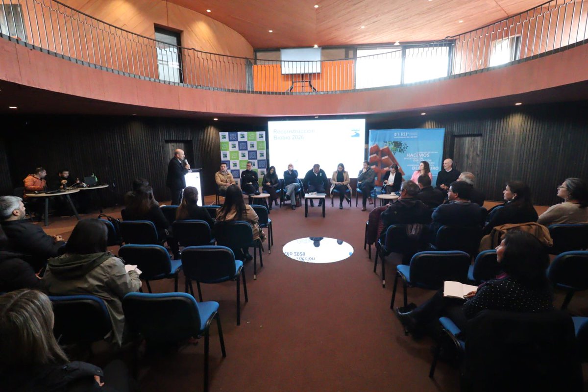 En el contexto del proceso de Reconstrucción de las localidades de Penco, Concepción y Lirquén, afectadas por los incendios forestales de enero de este año, el seremi José Piña participó del conversatorio "Reconstrucción Biobío", organizado por <a href="/gorebiobio/">Gobierno Regional del Biobío</a>, <a href="/ubbchile/">U. del Bío-Bío</a> y  <a href="/el_BID/">Banco Interamericano de Desarrollo</a>.