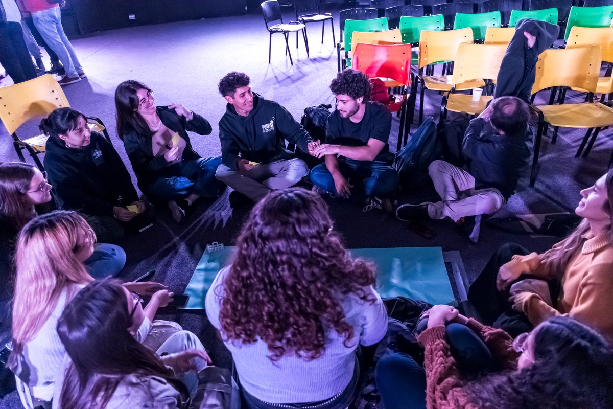 AgusCiarletta's tweet photo. Una idea sola no siempre alcanza. Hace falta plan, acompañamiento y un equipo que también quiera hacer y empujar ese sueño.

Por eso desde @gcba nace #HUBJOVEN, un programa para que los jóvenes que tienen ganas de transformar la Ciudad de Buenos Aires puedan encontrarse, planificar sus proyectos y llevarlos a la realidad. 

Más de 100 chicos abrieron el primer día del #HUB de BA JOVEN en el Parque de la Innovación, con la participación de referentes de la gestión pública y la privada como Lautaro Loguzzo, uno de los creadores de #canillita. 

@jorgemacri @claramuzzio @gzinny @tefosalmeri