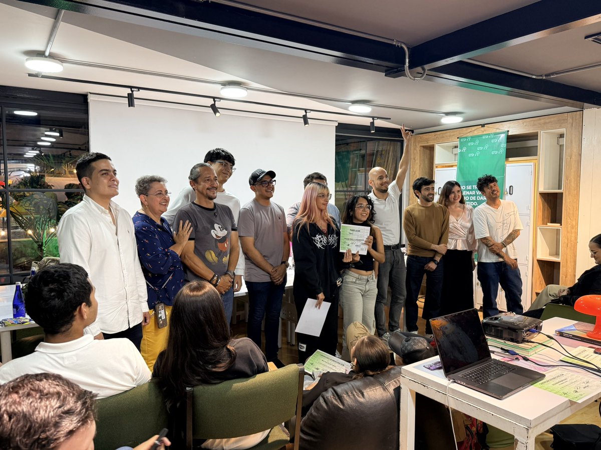 Metrolinea's tweet photo. 🚧✨ Cierre #EstacionesVivas 2026

21 equipos imaginaron el futuro del SITME.

🏆 1°: Sara Gutiérrez y Julián Peña
🎨 DI: Ana Suárez
👨‍🏫 Mentor: Materia Bruta – Arq. Manuel Padilla

Impulsamos confianza y movilidad.
SITME nos une 🚍💛 https://t.co/4pUmYTKqEz