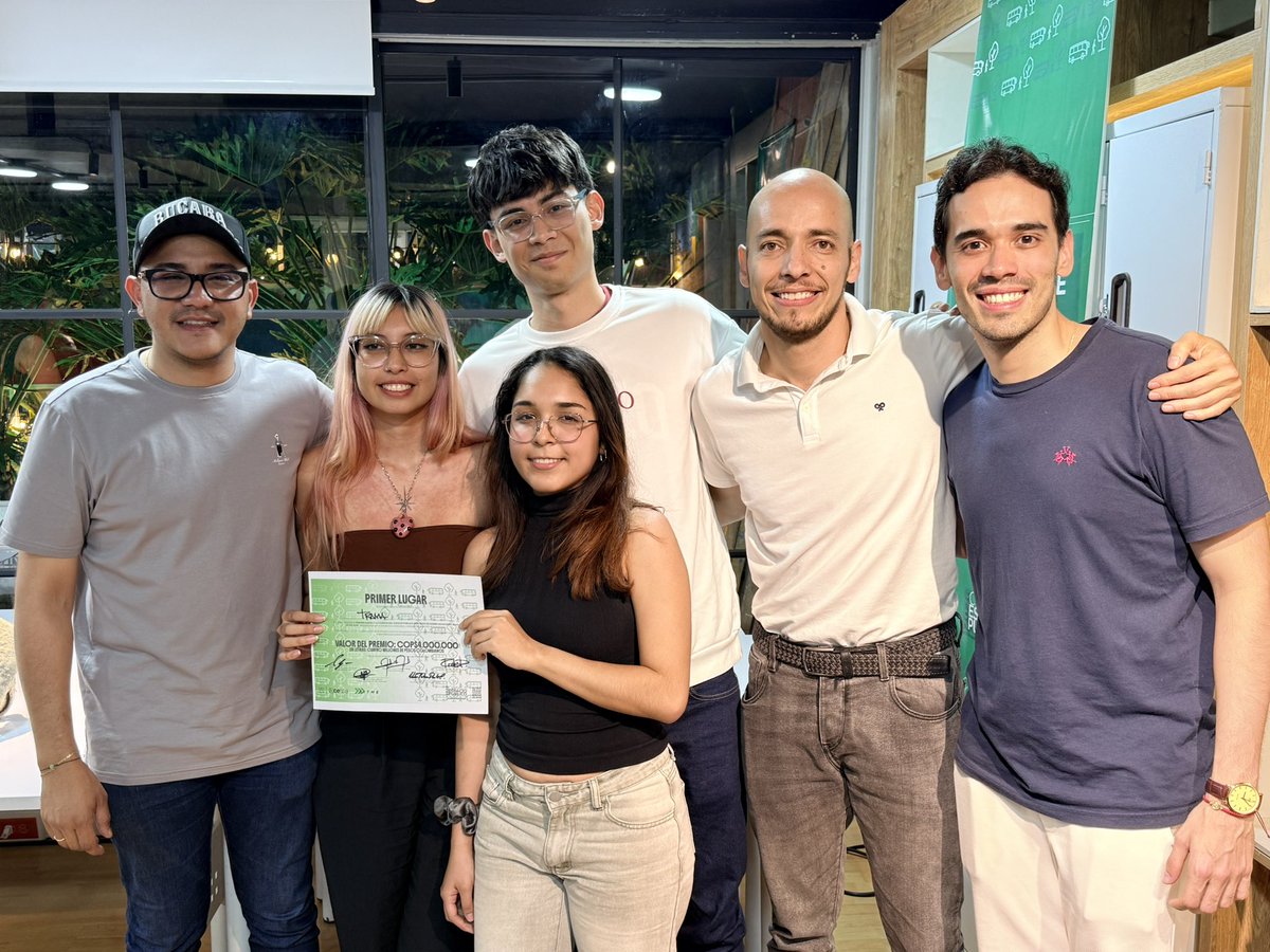 Metrolinea's tweet photo. 🚧✨ Cierre #EstacionesVivas 2026

21 equipos imaginaron el futuro del SITME.

🏆 1°: Sara Gutiérrez y Julián Peña
🎨 DI: Ana Suárez
👨‍🏫 Mentor: Materia Bruta – Arq. Manuel Padilla

Impulsamos confianza y movilidad.
SITME nos une 🚍💛 https://t.co/4pUmYTKqEz