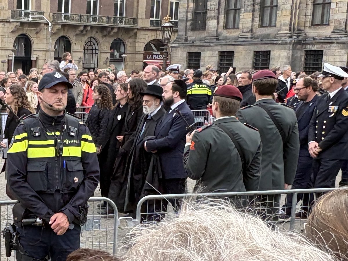 cjovereem's tweet photo. Eerlijk is eerlijk: vanwege alle spanningen vooraf had ik eigenlijk niet zo’n zin om vanavond naar de Dam te gaan. Ik probeerde nog om hem te overtuigen dit jaar voor de Hollandsche Schouwburg te kiezen, maar onze zoon Joël wilde toch weer graag naar de Dam.

Dus ben ik met hem meegegaan — en daar heb ik geen spijt van gehad. Het was een waardige herdenking. De stilte, maar ook de lezing van Judith Zilversmit (“Zodat Joods leven niet alleen wordt herdacht, maar ook weer aanwezig is.") en het Onze Vader maakten indruk.