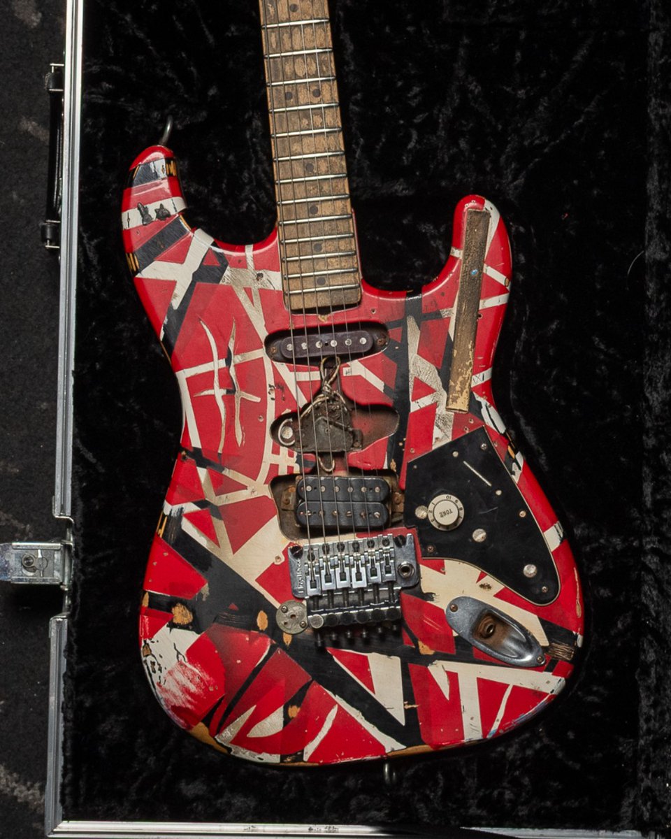 ChicagoMusicEx's tweet photo. https://t.co/BSnnWsRBeS | You ever wonder what it felt like to hold that guitar? 🤘 The @Fender Custom Shop EVH Frankenstein Replica answers that question — down to the single volume knob and the mismatched pickup. Built to spec. Built for obsessives. #FenderGuitars #EVHguitar https://t.co/ER84r0E1TB