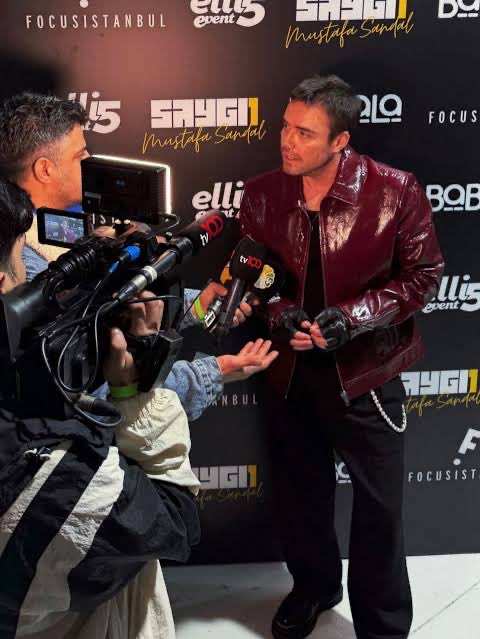 Ballipfund's tweet photo. Reymen sahneden inince kıyafetleri Murat’a vermiş herhalde sjdjdkd #saygı1 https://t.co/2sdvRHyYHW