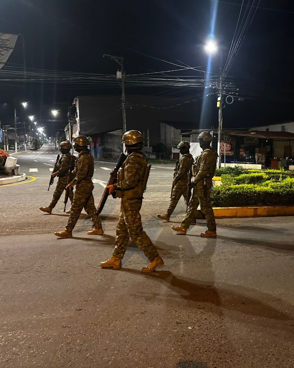 FFAAECUADOR's tweet image. #Babahoyo #Montalvo #Baba | El personal militar desplegó operativos de control en la provincia de Los Ríos, contribuyendo al mantenimiento del orden y la seguridad en las horas de restricción de movilidad.

#FFAAContigo
#EcuadorUnaSolaFuerza