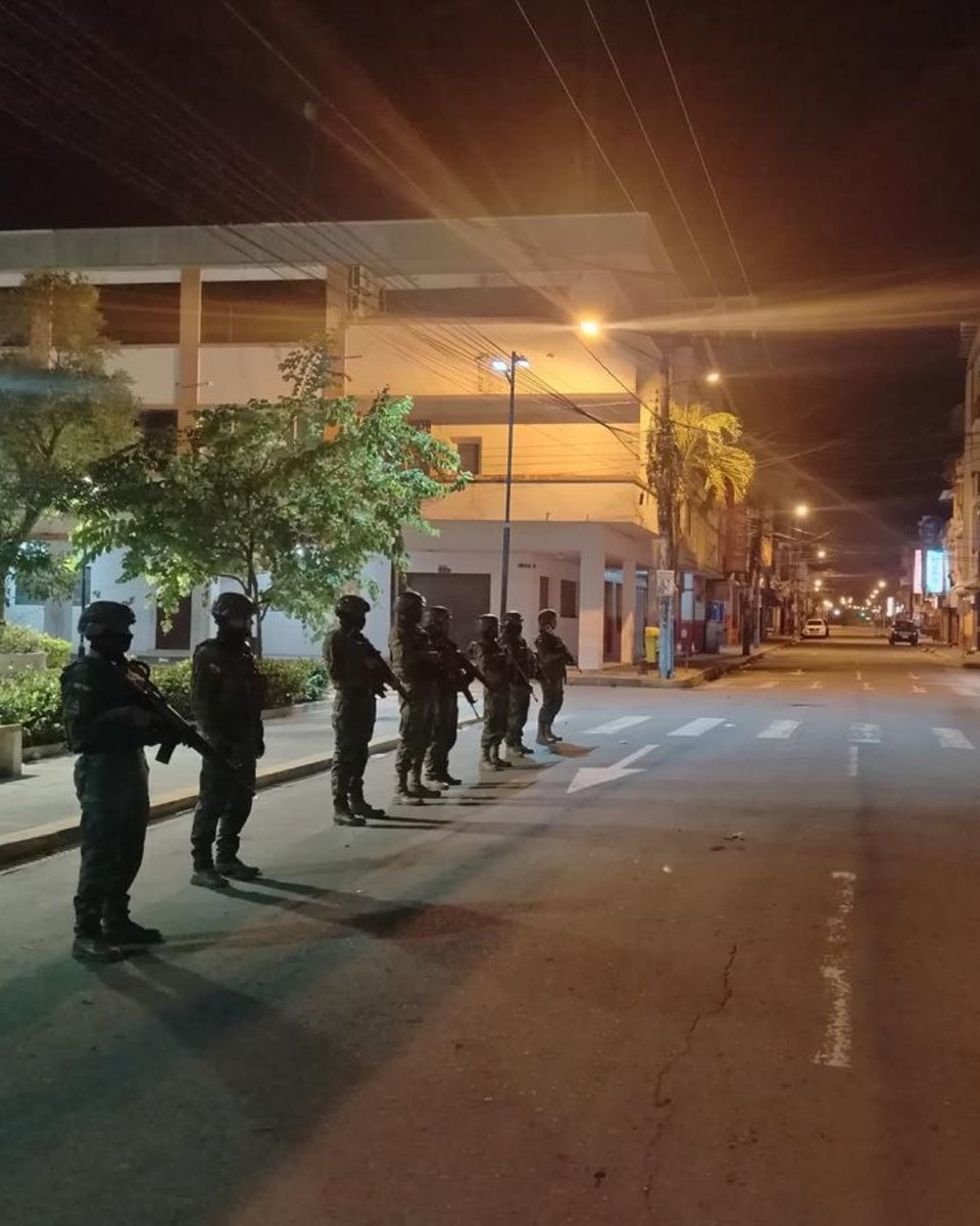 FFAAECUADOR's tweet image. #Babahoyo #Montalvo #Baba | El personal militar desplegó operativos de control en la provincia de Los Ríos, contribuyendo al mantenimiento del orden y la seguridad en las horas de restricción de movilidad.

#FFAAContigo
#EcuadorUnaSolaFuerza