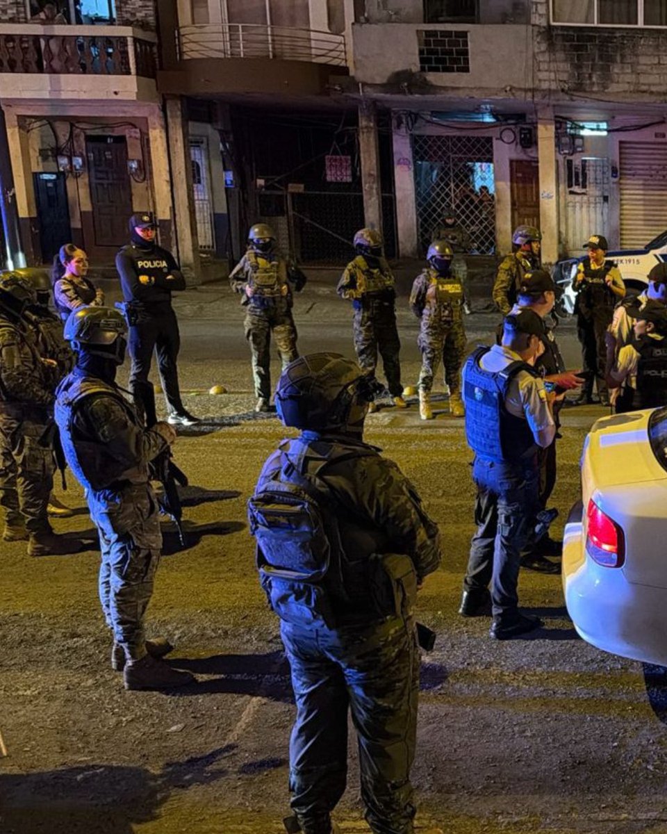 FFAAECUADOR's tweet image. #Babahoyo #Montalvo #Baba | El personal militar desplegó operativos de control en la provincia de Los Ríos, contribuyendo al mantenimiento del orden y la seguridad en las horas de restricción de movilidad.

#FFAAContigo
#EcuadorUnaSolaFuerza