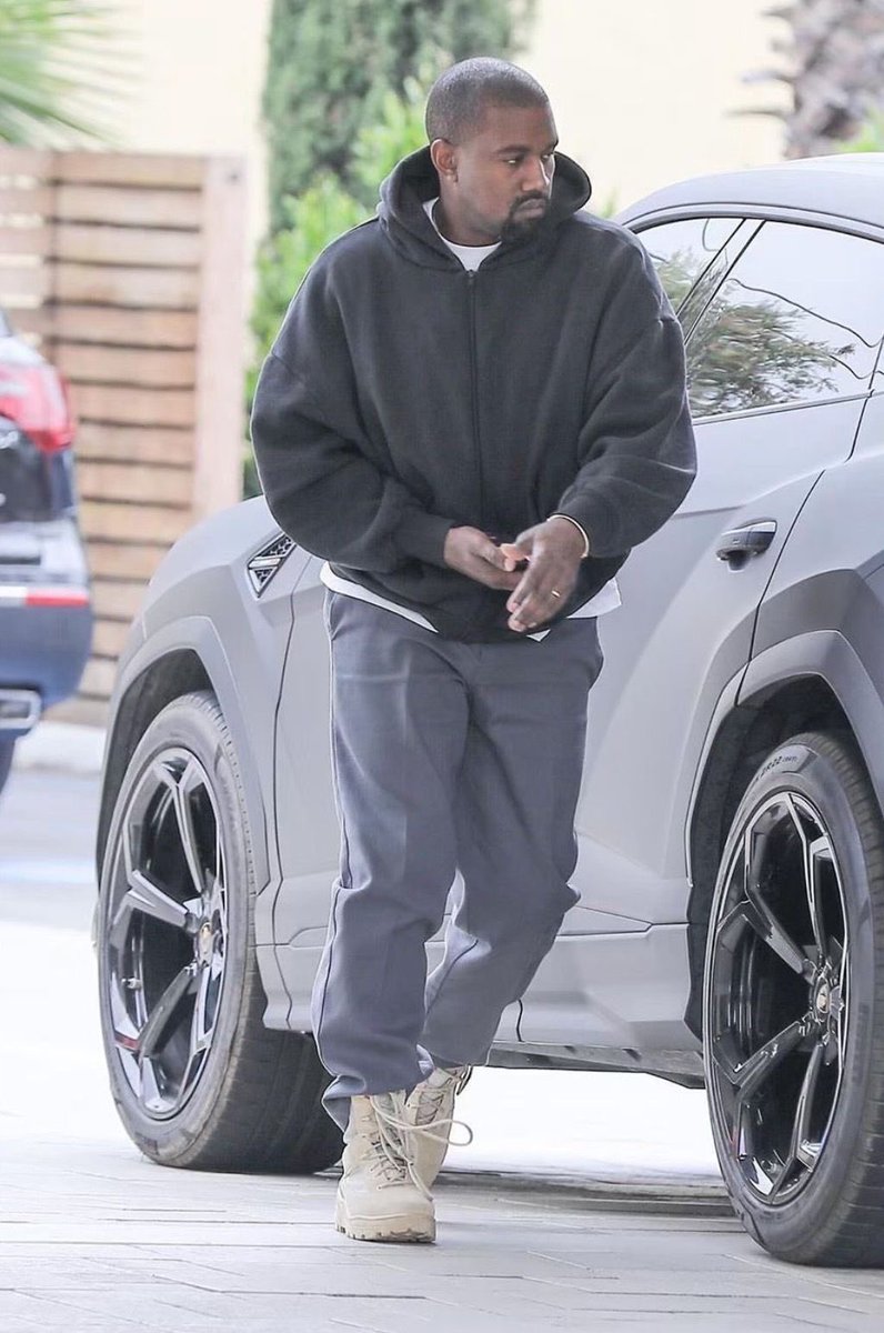 yzyglobe's tweet photo. ye makes basic fits so hard

📆 2018 https://t.co/w6NWBHZju7